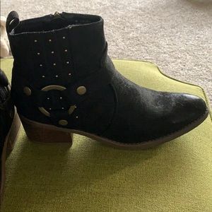 Black ankle boot western style